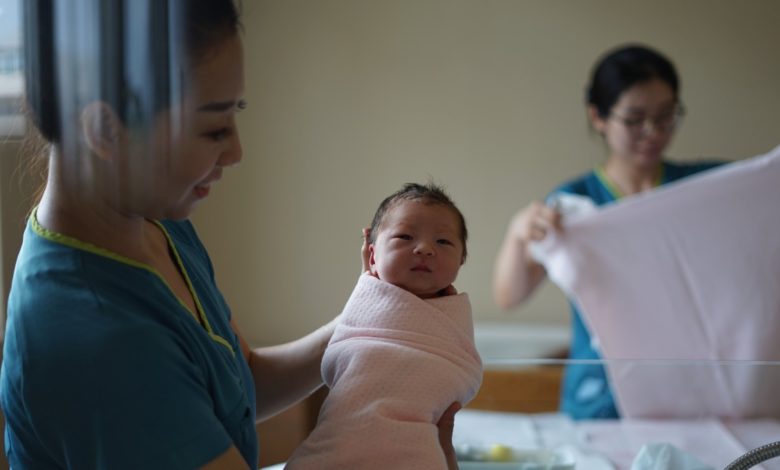 Por contestar su celular, enfermera deja caer a bebé (Video)