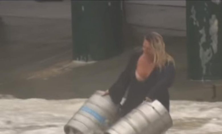 Con tal de salvar dos barriles de cerveza, mujer se lanza a fuerte corriente de agua (Video)