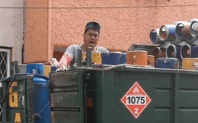 "Imagínate vivir en Suiza y perdértelo" Hombre vende gas con villancico navideño (Video)