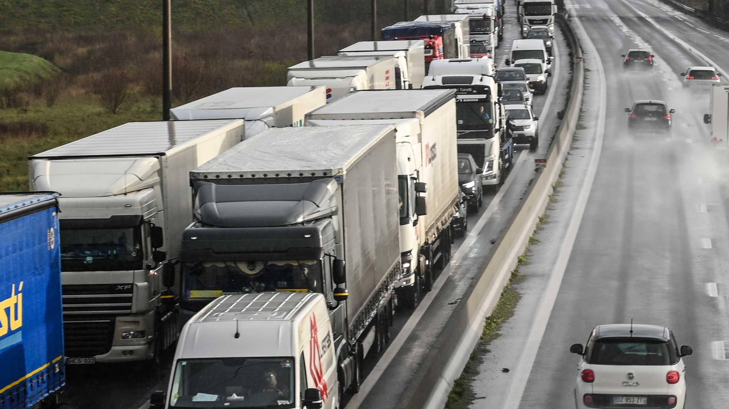 Se quedan varados mil 500 camiones en Gran Bretaña, por cierre fronterizo con UE