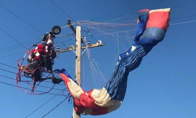 Santa Claus sufre accidente y se atora en cables de luz (Viral)