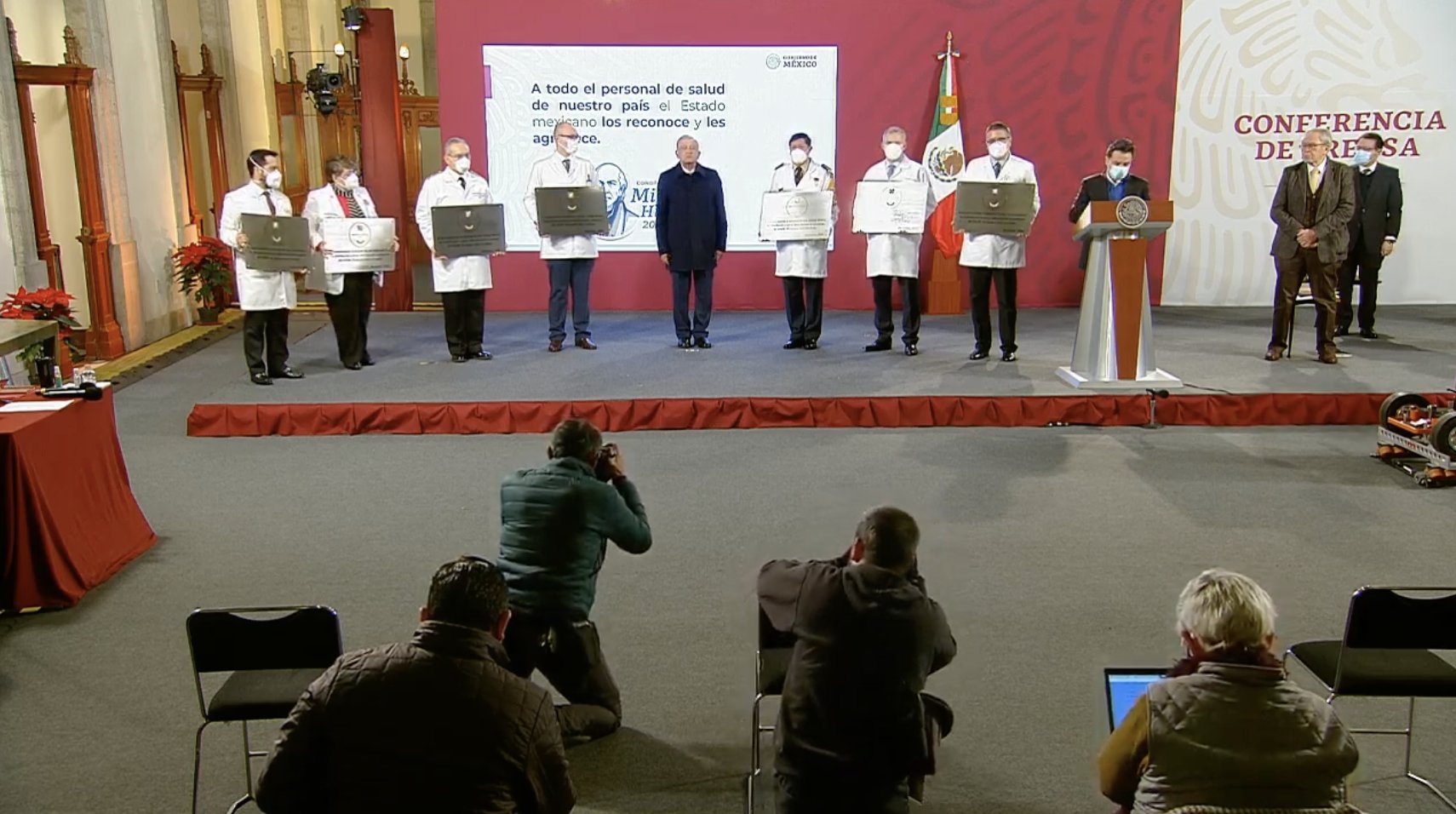 Gobierno de AMLO entrega condecoración Miguel Hidalgo grado 'Placa' a centros que atienden COVID