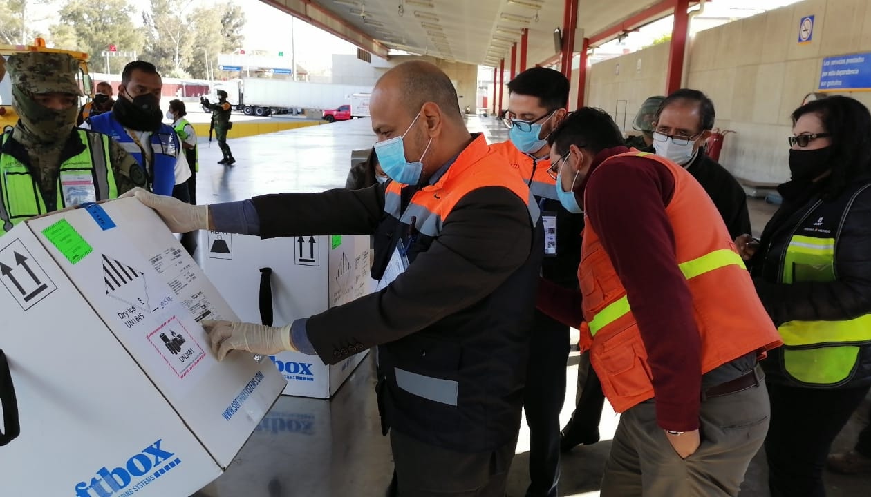 Arriba a México otro cargamento de vacunas contra COVID de Pfizer