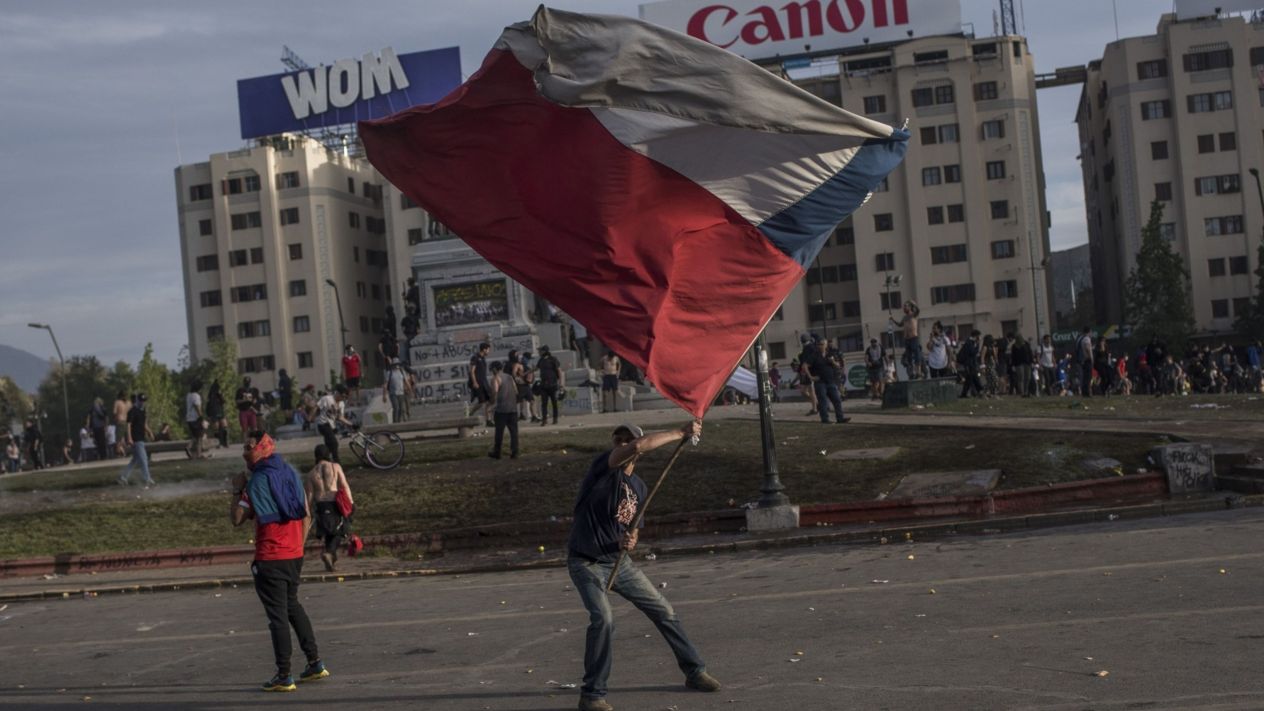 Chile sorprende con caída de desempleo y alza en producción manufacturera