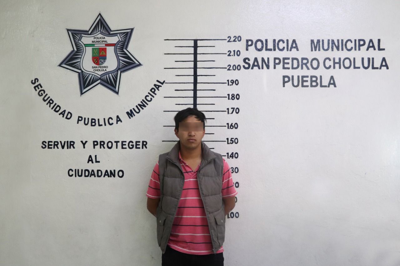 Detiene policía municipal de San Pedro Cholula a conductor en auto con reporte de robo