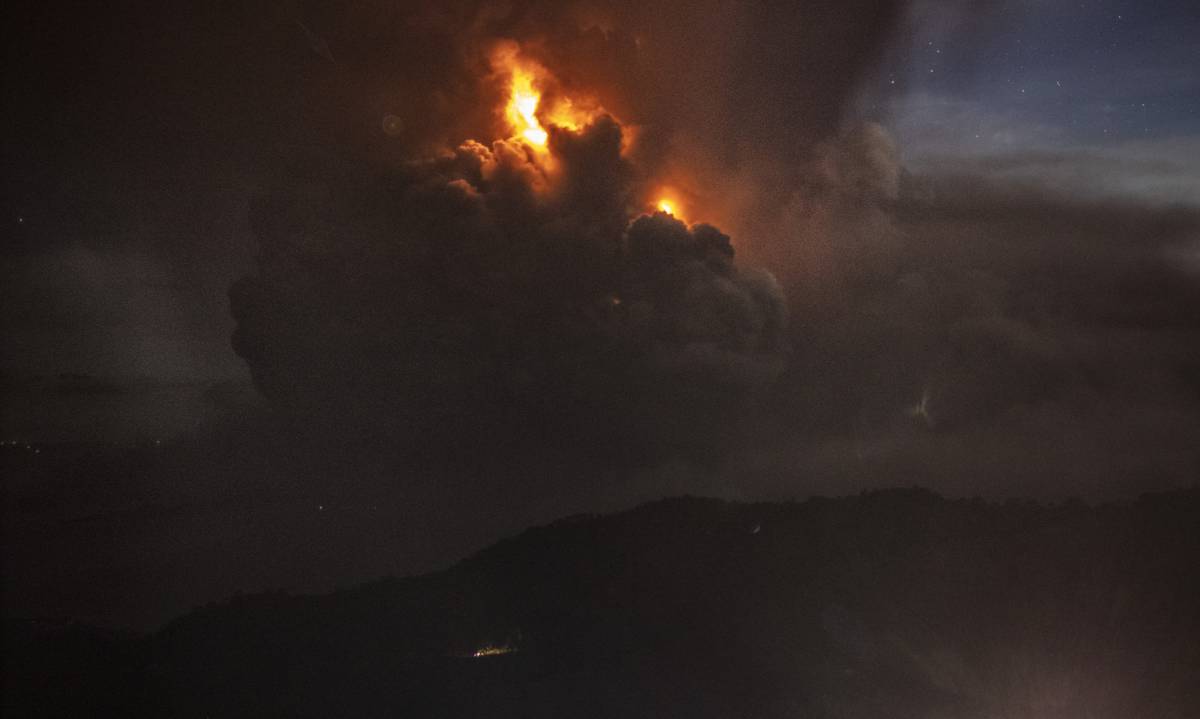 El volcán Taal de Filipinas comienza a expulsar lava y deja ya más de 16.000 evacuados