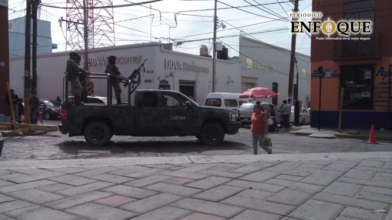 Recuperan camión con más de mil pollos en Tecamachalco