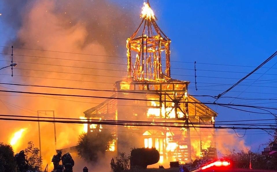 Incendio devora histórica iglesia que sería declarada Patrimonio Nacional chileno