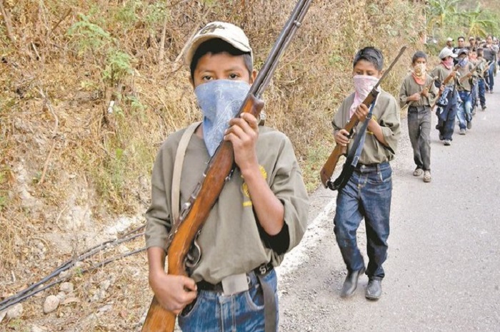 Policías comunitarias reclutan a niños para defenderse del crimen en Guerrero