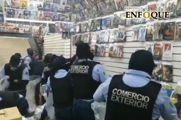 Elementos de seguridad decomisan mercancía robada y piratería en el Mercado Zapata