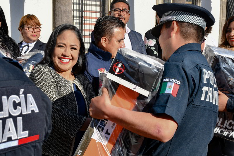 Lupita Daniel entrega  uniformes a elementos de SSPSVB Cuautlancingo