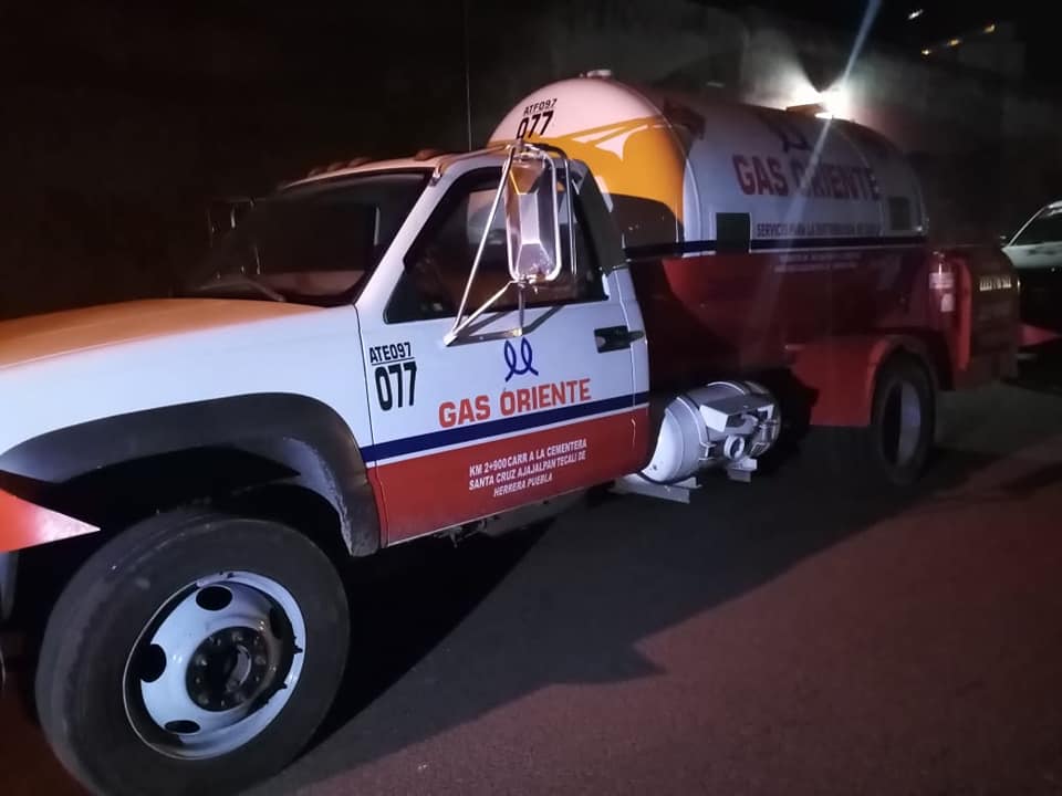 Seguridad Pública Municipal de Cuautlancingo, aseguró a 2 hombres con hidrocarburo