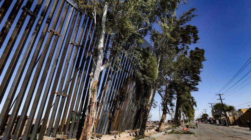 Cae muro fronterizo por fuertes vientos en Mexicali