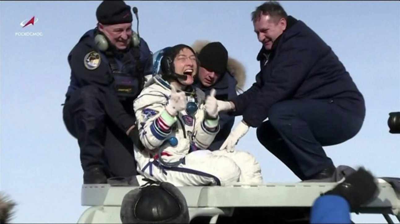 Christina Koch regresa a la Tierra tras romper récord en el espacio