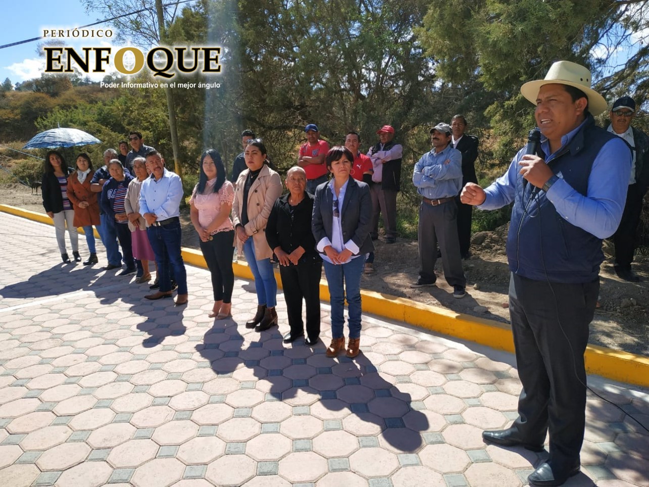 Edil de Acajete entrega infraestructura urbana en Tlacamilco