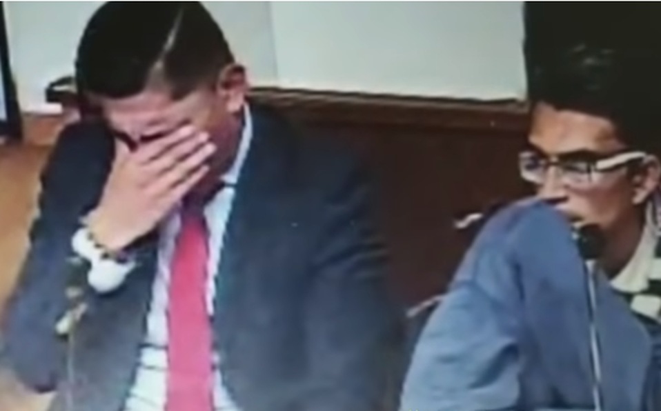 En pleno juicio, abogado llora al escuchar cómo su defendido mató a un bebé