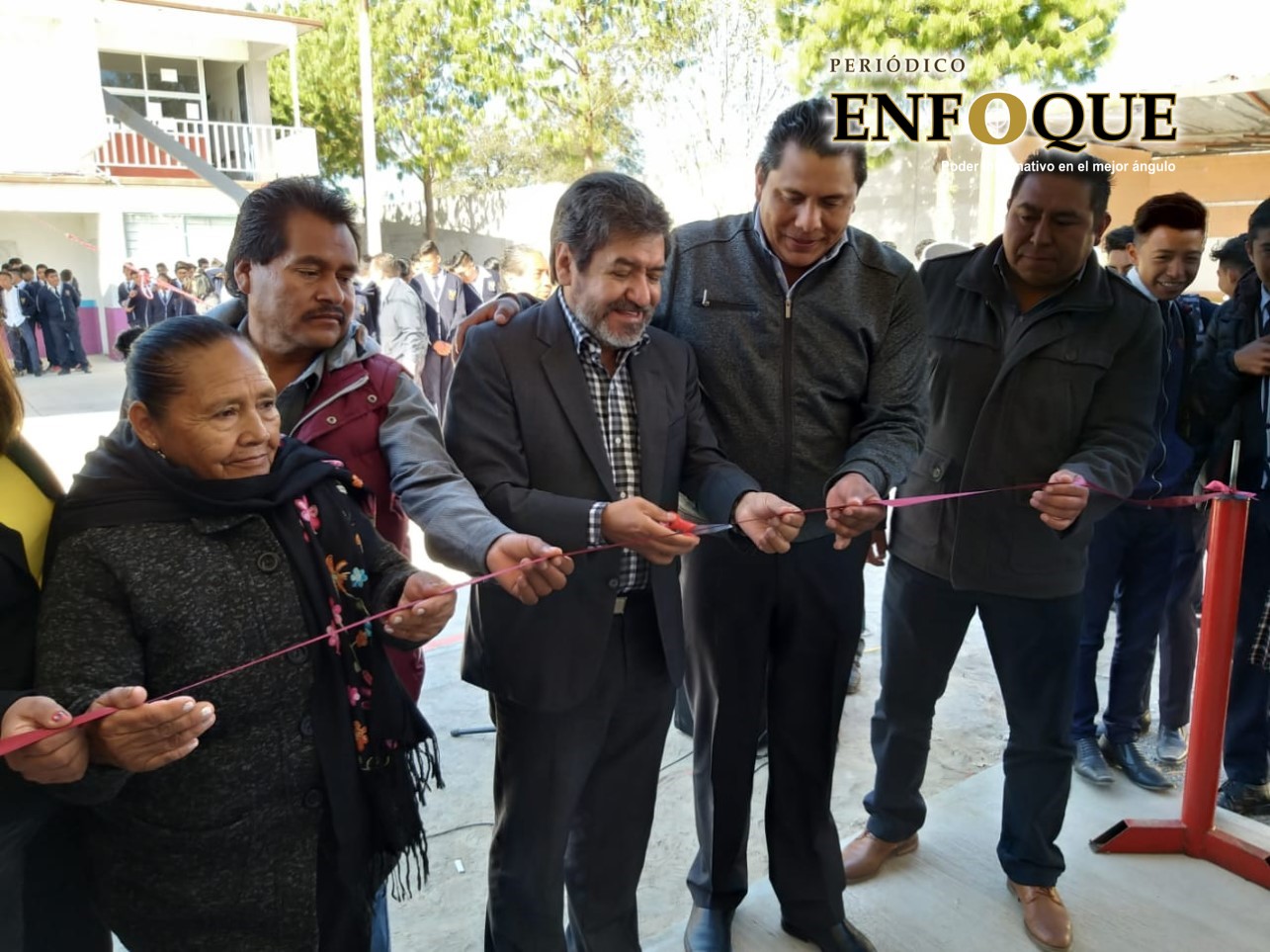 Entrega alcalde de Acajete aula escolar