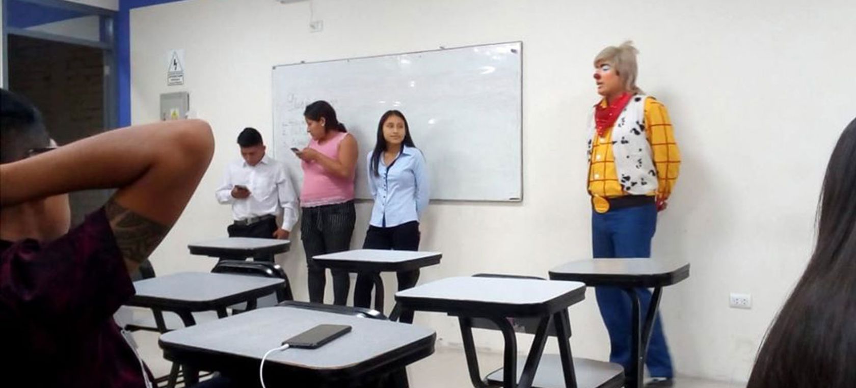 Expone vestido de payaso, no tuvo tiempo de cambiarse