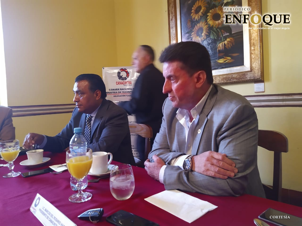 Con magno desfile arranca Carnaval Tlaxcala 2020   Tlaxcala, Tlax.- Con un total de 78 camadas y cientos de asistentes en el centro de la ciudad capital, se llevó a cabo el tradicional desfile que dio inicio al Carnaval Tlaxcala 2020.   Con la presencia de el secretario de Educación Pública, Florentino Domínguez Ordóñez de la secretaria de Turismo, Anabel Alvarado Varela, y del titular del Instituto Tlaxcalteca de Cultura, José Antonio González Necoechea hicieron entrega de la corona que acredita a Rubí Itzel Hernández Pérez originaria de la comunidad de San Francisco Tlacuilohcan, municipio de Yauhquemehcan, como reina de estas fiestas.   Cómo es tradición, se pudo observar las camadas más representativas de los 60 municipios del Estado que con sus trajes característicos deleitaron a todo el público asistente.   Al término del magno desfile, la gente acudió las diferentes pistas donde estarán bailando las camadas. Se han instalado 5 pistas que se encuentran en la zona céntrica de la capital para que las familias puedan disfrutar de las diversas melodías, trajes, disfraces y máscaras de las diferentes comparsas carnavaleras.   Las pistas se encuentra:  Pista 1 Explanada del Palacio de Gobierno. Pista 2 Explanada del Museo de Arte de Tlaxcala (MAT). Pista 3 Costado del Portal Chico. Pista 4 Frente al H. Ayuntamiento de Tlaxcala. Pista 5 Plaza Juárez.