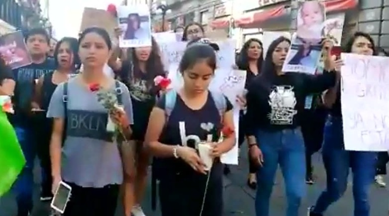 Feministas se manifiestan en el Zócalo de Puebla para exigir un alto a la violencia