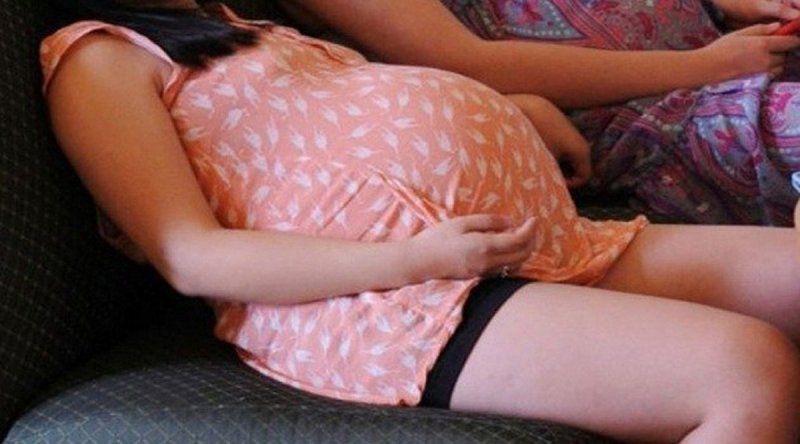 Niña de 11 años da a luz en el baño de su casa, su hermano es el padre