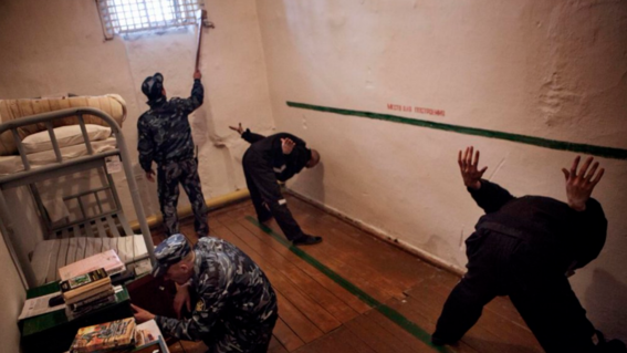 Entró a prisión y en 3 horas ya estaba muerto: los espantosos secretos que guardan las cárceles en Rusia