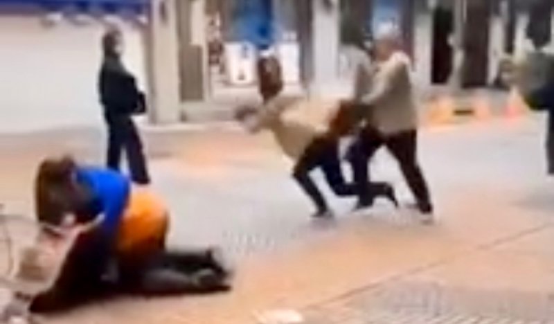 Se pelean a golpes por últimos cubrebocas para evitar coronavirus