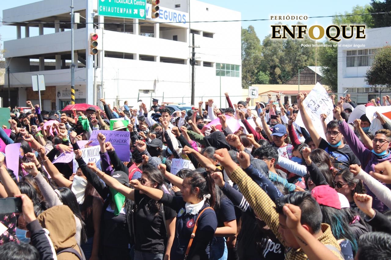 Marchan alumnos de la UATx por un alto al acoso de docentes 