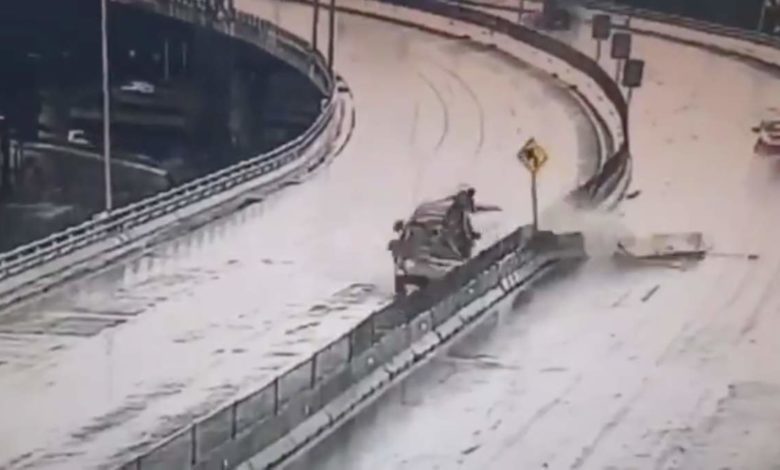Momento en que camioneta de la Guardia Nacional derrapa; 3 uniformados salen volando (Video)
