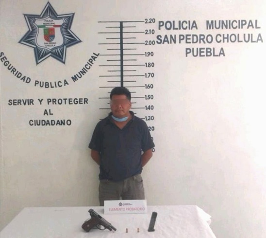 Detiene policía de San Pedro Cholula a conductor alcoholizado y con arma de fuego