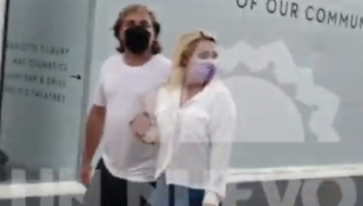 Cristian Castro huye despavorido al ver a paparazzo y abandona a chica con la que cenó