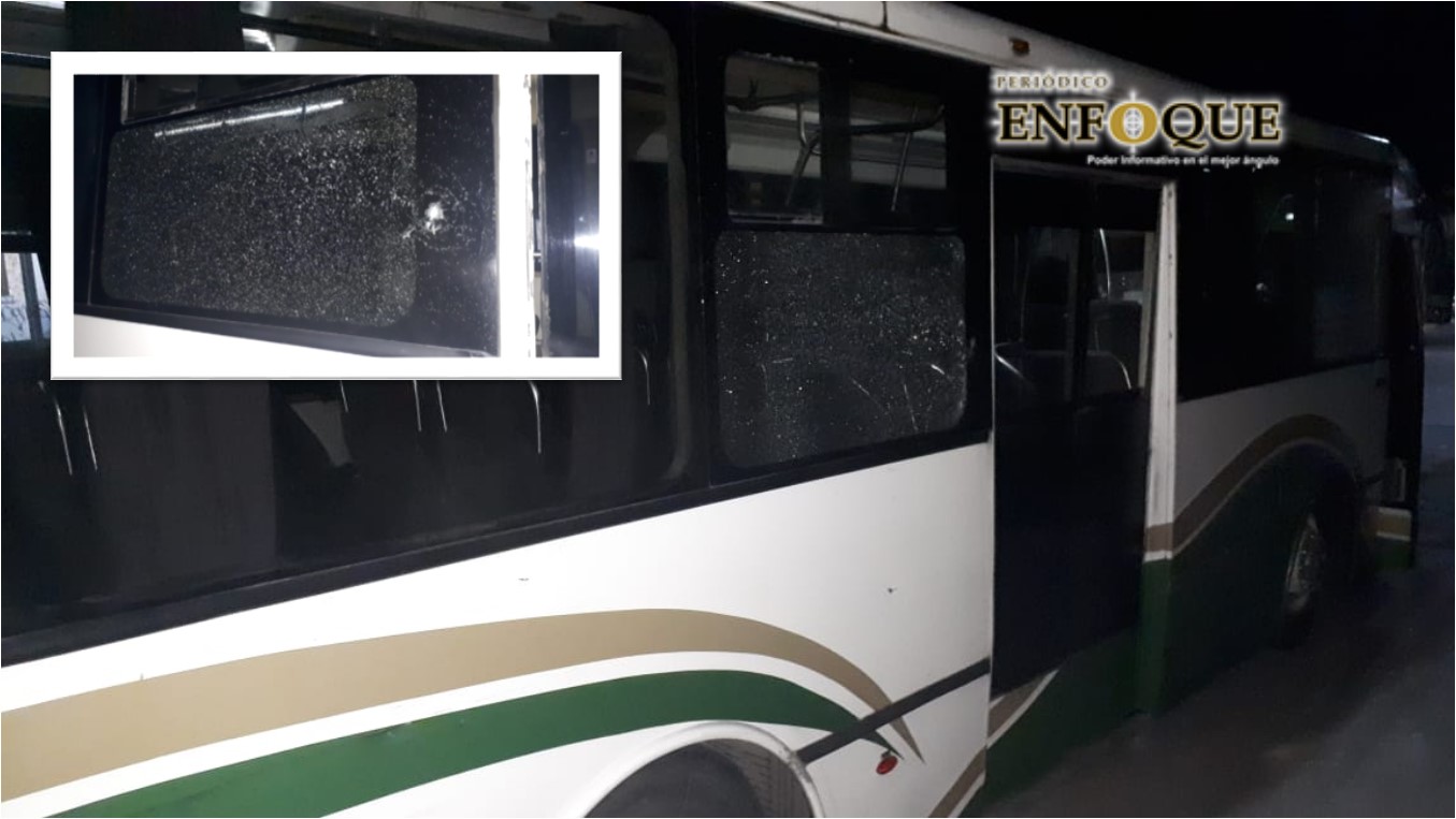 Apedrean autobús para asaltarlo en la Puebla-Tepeaca