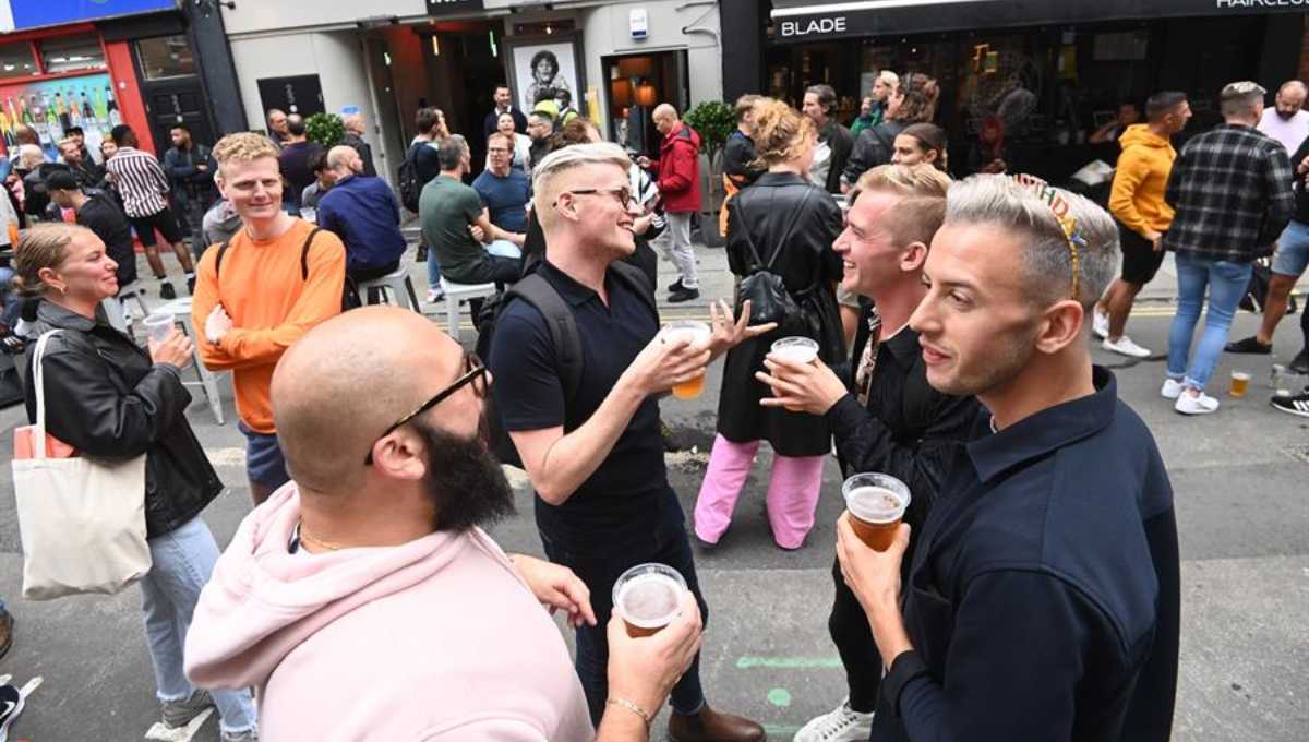 “Todo quedó fuera de control”, reapertura de bares en Inglaterra provoca temor por rebrote COVID-19
