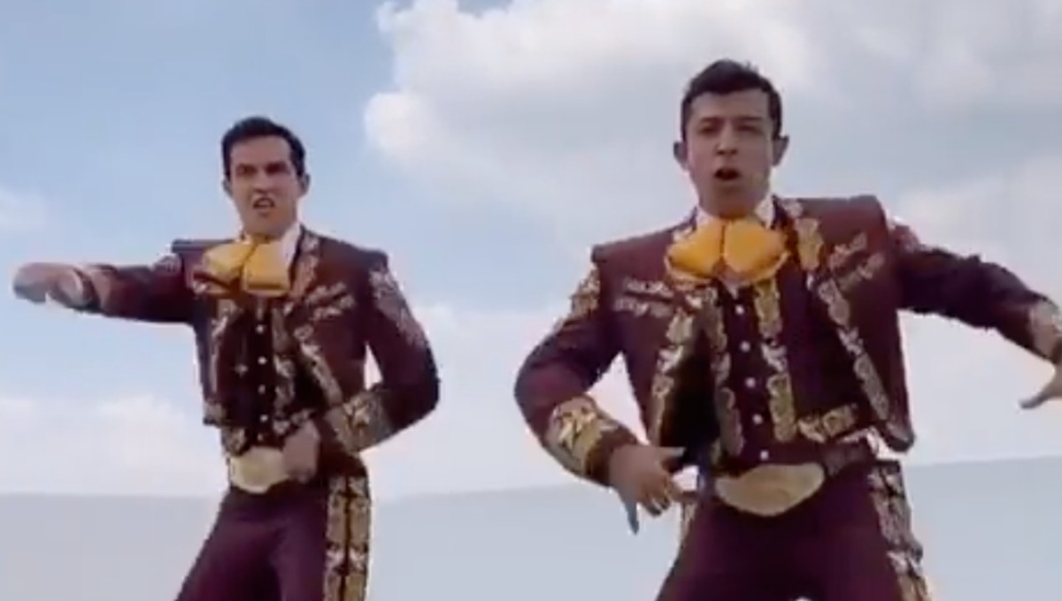 Así se baila “La Chona”; Mariachis “reivindican” al famoso baile