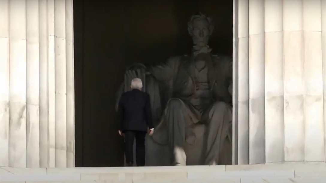 AMLO deposita ofrenda floral en monumento a Abraham Lincoln