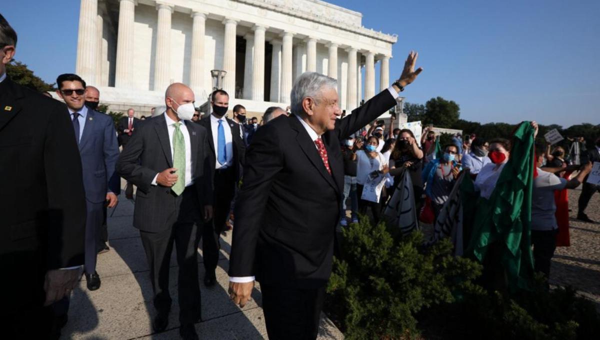 AMLO y su comitiva reciben críticas por no usar cubrebocas y por estar “pasado de peso”