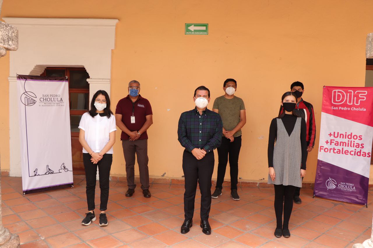 Entrega Luis Alberto Arriaga becas UDLAP a estudiantes cholultecas 