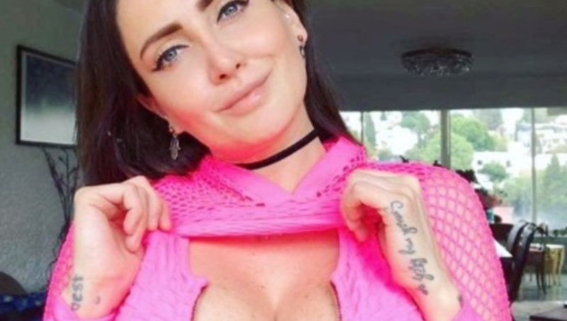 Celia Lora deja a las redes boquiabiertas con tremendo escote