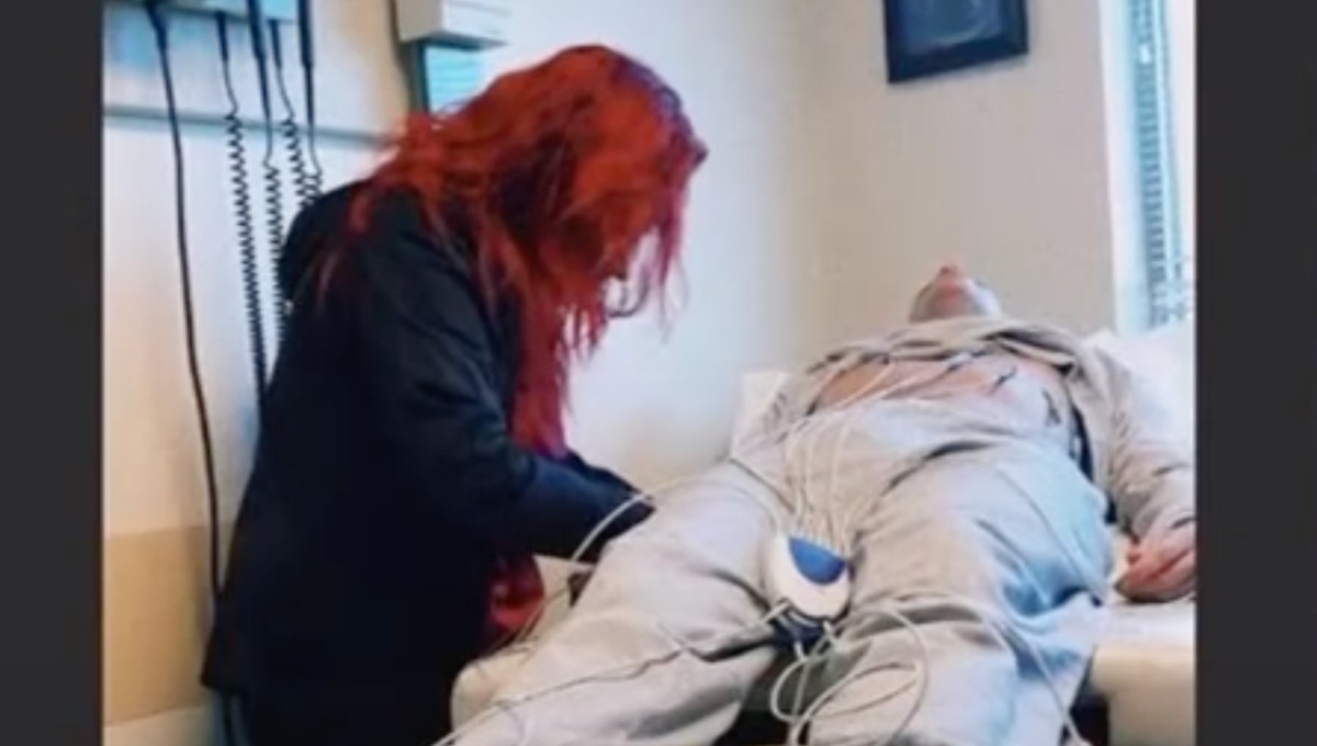 ¿Bad Bunny hospitalizado? El cantante habría sido operado de emergencia