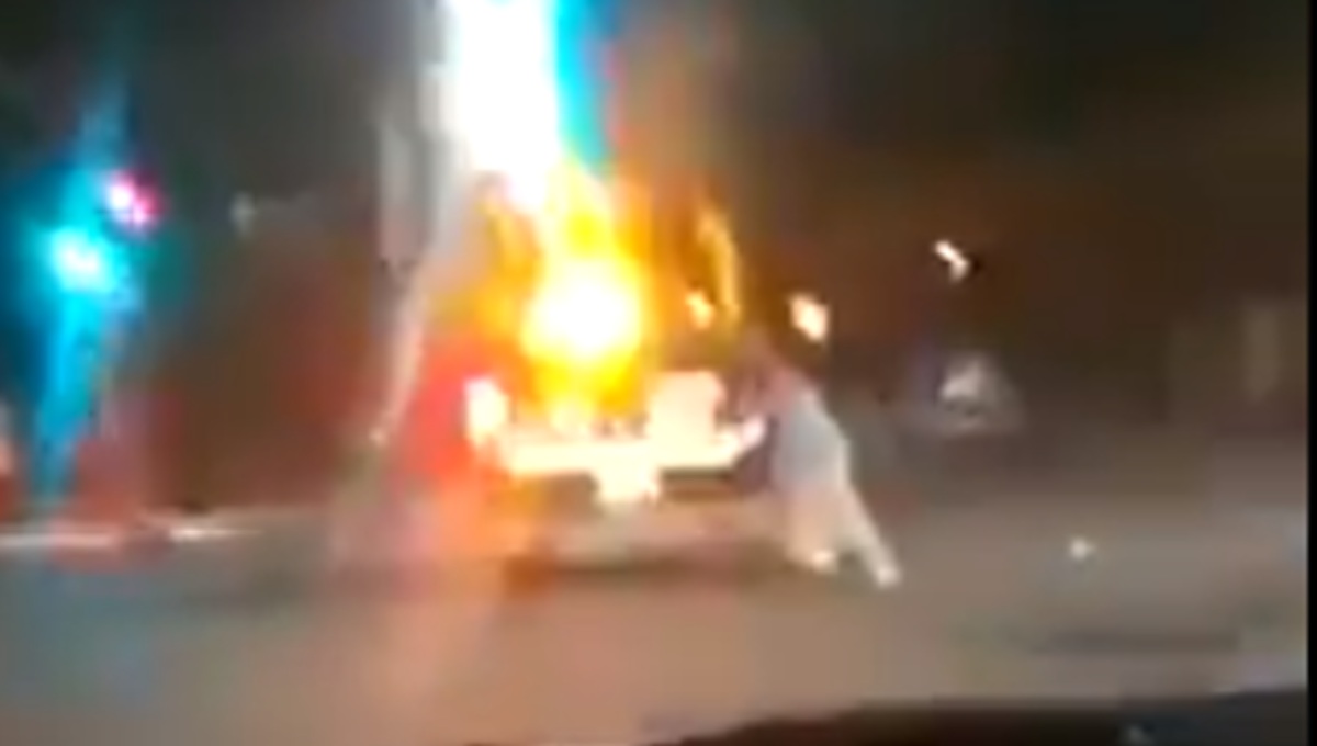 “Esas son las fuerzas del orden” Patrulla arrastra a detenido por varios metros en León (Video)