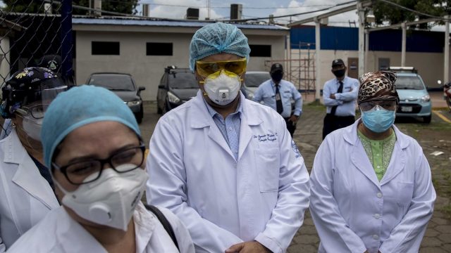 ¿Memorias de la 'Guerra Fría'? Rusia y Occidente se enfrentan en carrera por obtener vacuna contra el COVID-19