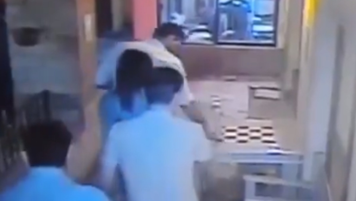 ¡Frente a sus amigos! Comensal se roba termómetro de una taquería (Video)