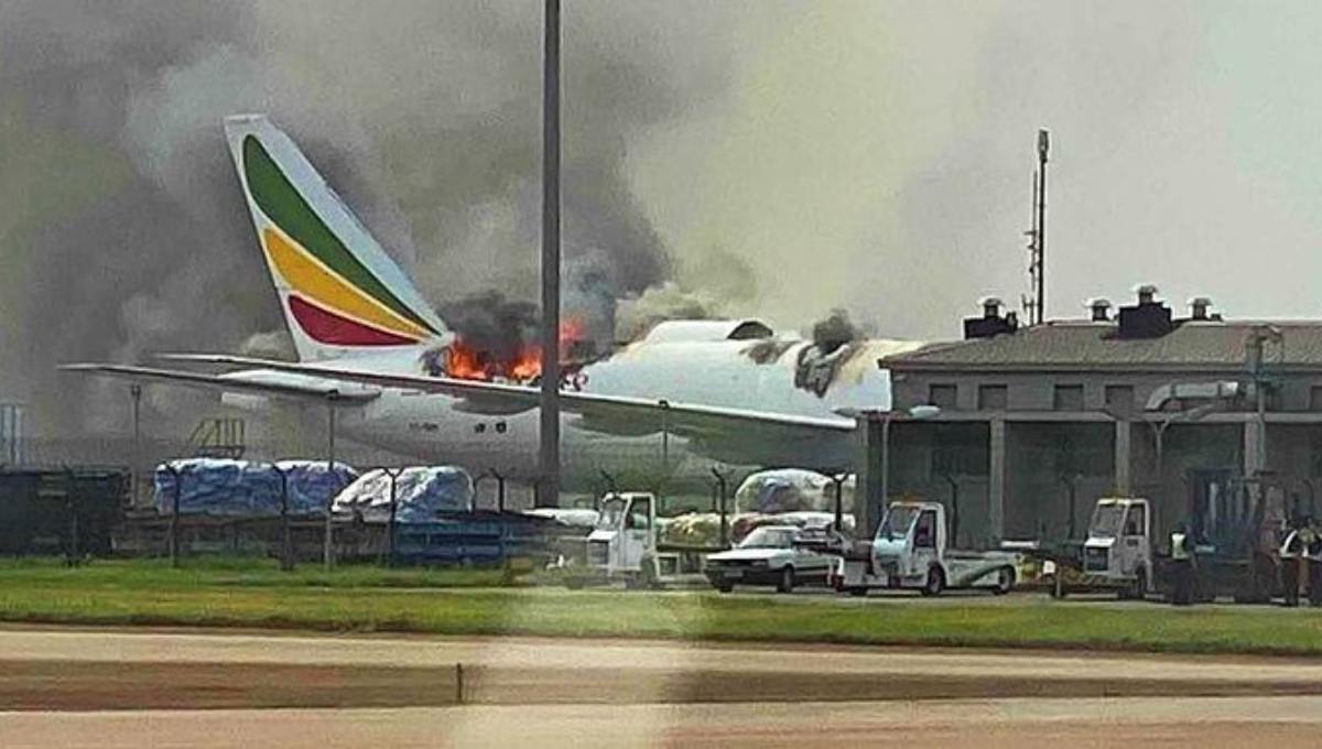 ¡Adiós a mis paquetes! Se incendia avión de carga en aeropuerto de Shanghái (Video)