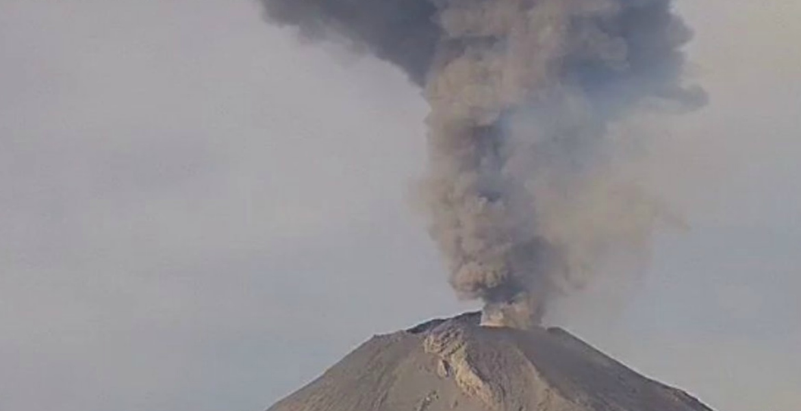 Volcán Popocatépetl anda muy 'despierto'; lanza columna de casi un kilómetro de gases y cenizas
