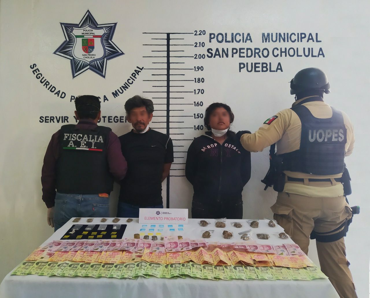 En coordinación con FGE, aseguran policías de San Pedro Cholula a una pareja por presunta posesión de estupefacientes
