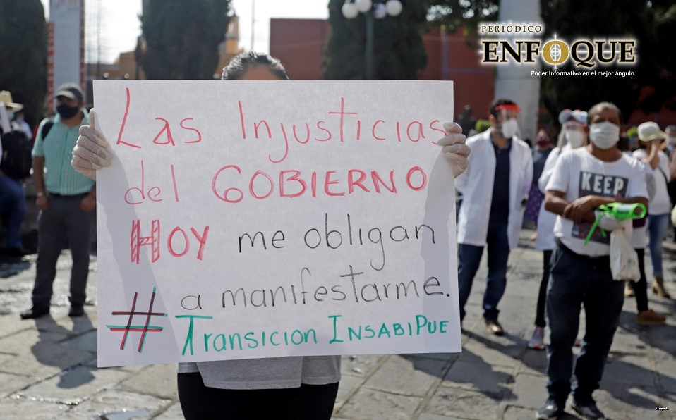 Extrabajadores del Seguro Popular se manifiestan frente a Casa Aguayo