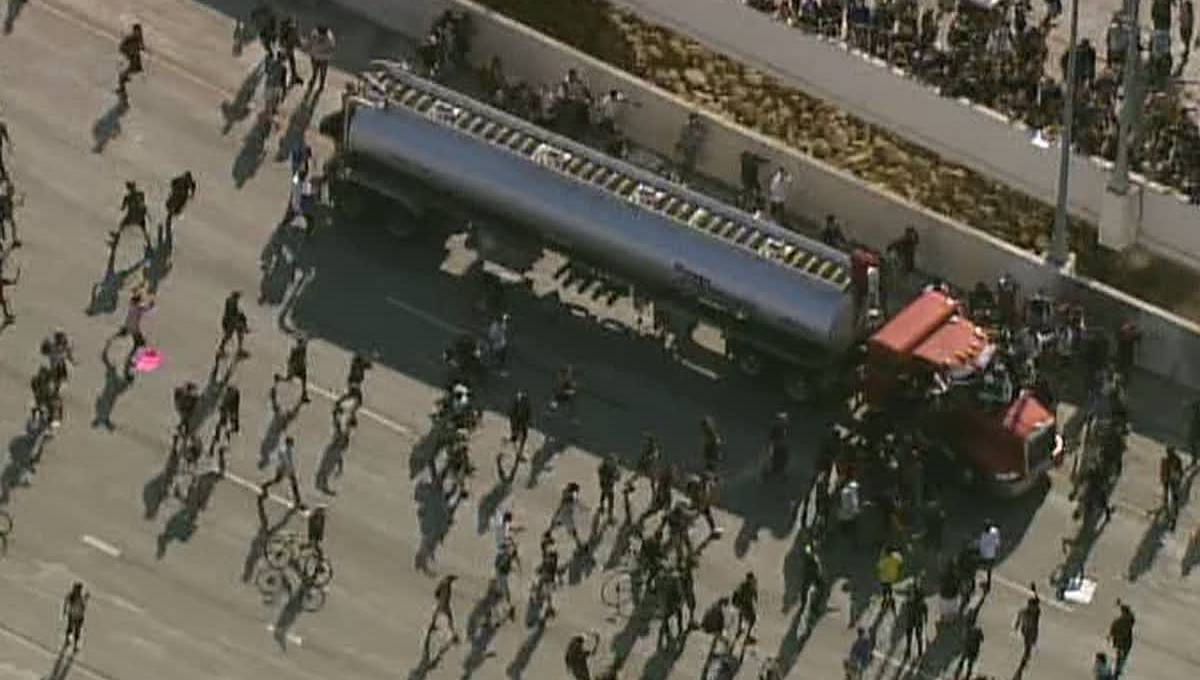 En Minneapolis, manifestantes son embestidos por un camión cisterna (Video)