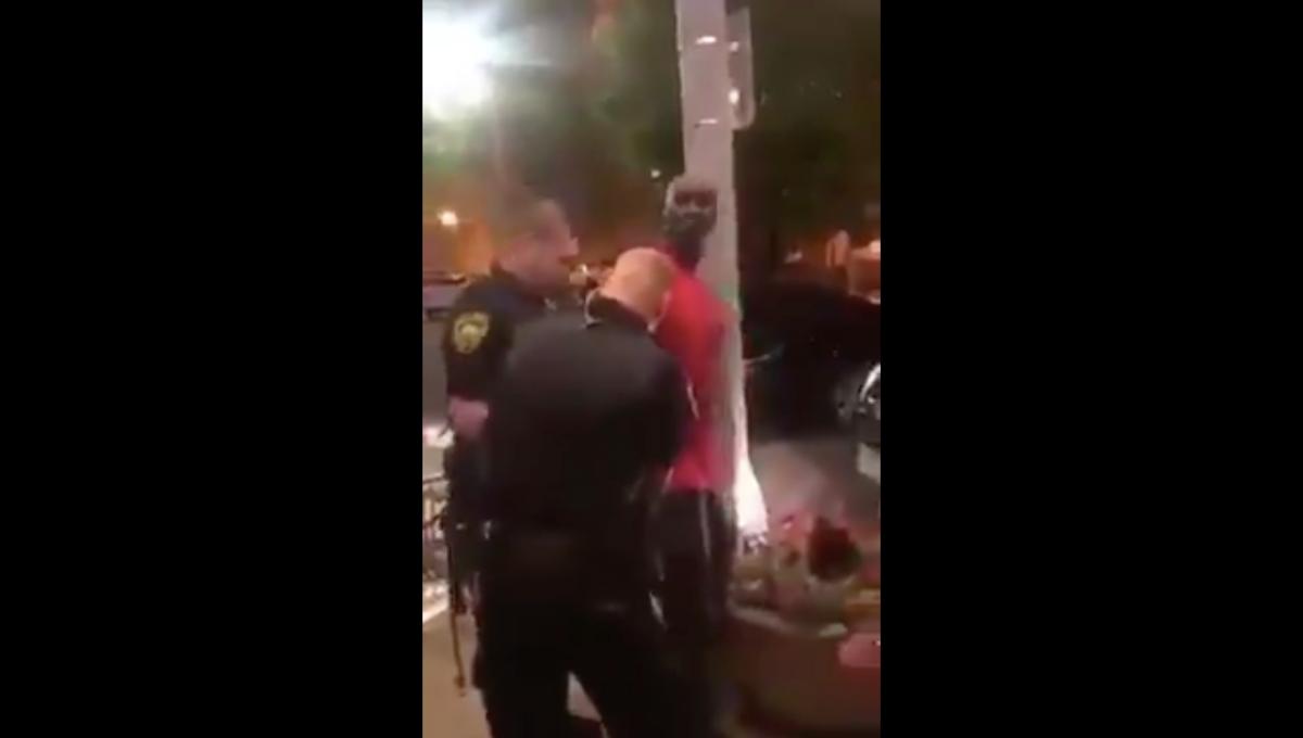 Policías detienen a afroamericano en protestas y resulta ser agente del FBI (Video)