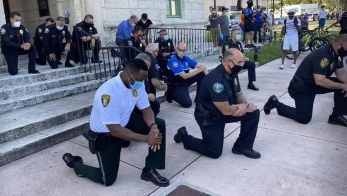 Policías de EU se hincan en señal de protesta por el asesinato de George Floyd