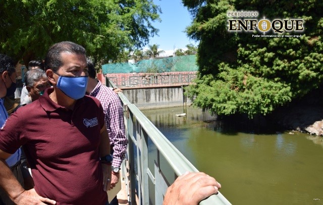 San Pedro Cholula, Pue. El presidente municipal, Luis Alberto Arriaga Lila realizó una gira de trabajo por la junta auxiliar de Santa María Acuexcomac, donde entregó pintura y módulos sanitarios para el mantenimiento de las instalaciones del manantial.  En compañía del delegado de gobernación estatal, regidores y el secretario de gobernación municipal, dieron estos apoyos que también servirán para dar mantenimiento a las instalaciones de la alcaldía de Acuexcomac.  En ese sentido, el ayuntamiento cholulteca apoyó con la entrega de cemento para continuar con la construcción de la capilla de adoración perpetua, que coordina el comité de la Iglesia de Santa María Acuexcmac. Además, las autoridades municipales realizaron un recorrido por la construcción, así como por el manantial, donde también lo acompañaron el fiscal de la Iglesia de Santa María Acuexcomac, e integrantes del comité “Perseverantes de Cristo”, quien coordina la construcción. 
